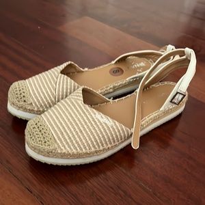 Nautica closed toed sandals! Perfect summer shoe for work or going out!